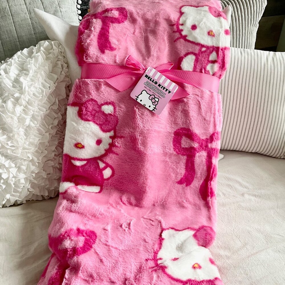 NEW WITH TAGS Hello Kitty Original OG Pink Faux Rabbit Fur Bow Blanket